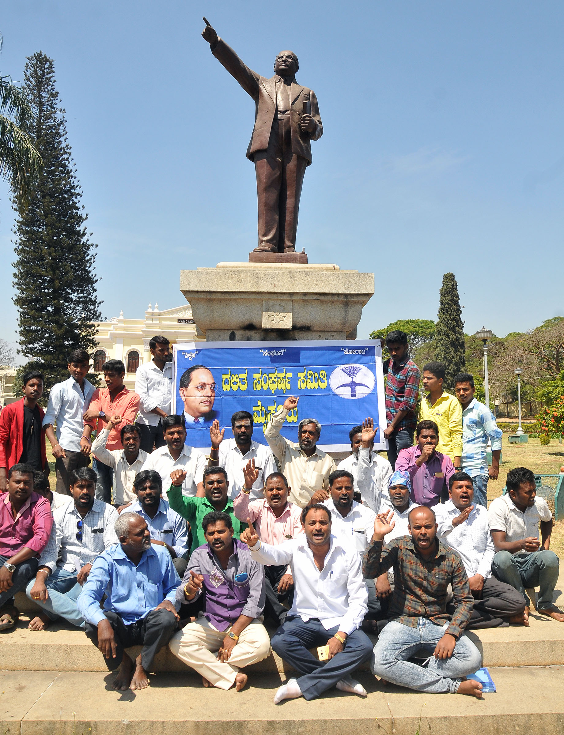 ಮೈಸೂರು: ಲೆನಿನ್, ಪೆರಿಯಾರ್ ಪ್ರತಿಮೆ ಧ್ವಂಸ ಖಂಡಿಸಿ ದಸಂಸ ಪ್ರತಿಭಟನೆ